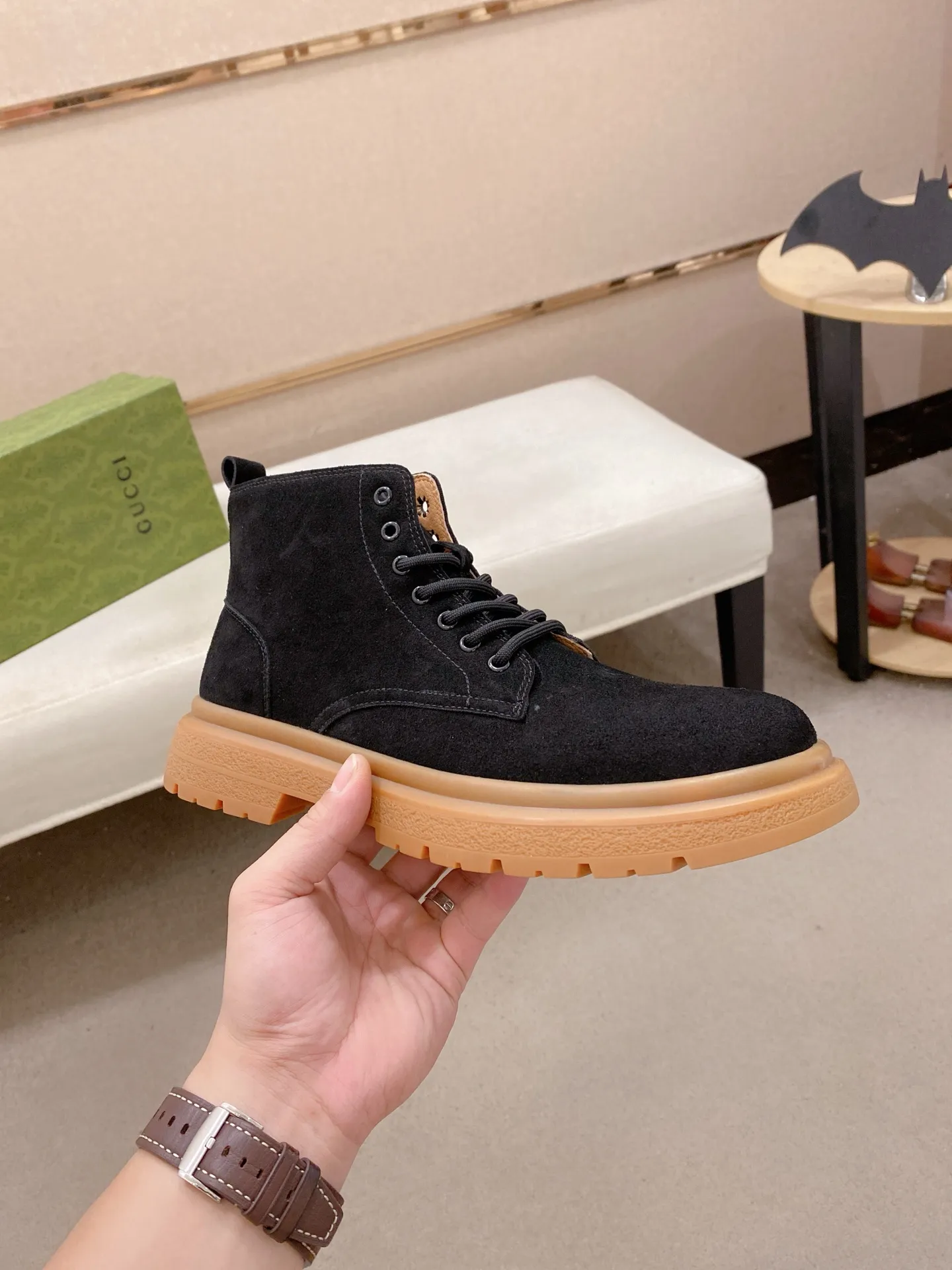 Men's shoes💰 440💰 Leather and velvet lining optional! The new high-top GUCCI counters are on the market at the same time. The new men's shoes and 😘fabric are selected from imported cowhide. The lining: leather lining and plush lining are optional. 👍🏿 High-end ☄️ air-cushion molded anti-slip rubber outsole, exquisite lines, simple and elegant, comfortable and high-end for leisure travel. Code number: 38 to 44 (45 can be customized and cannot be returned or exchanged)